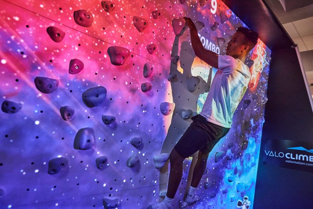 Interaktive Kletterwand Valo Climb im Jungle Adventures Funcenter Peine