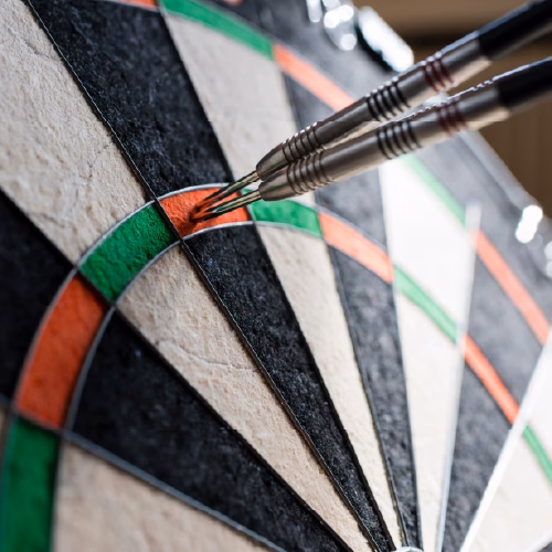 Dartpfeile auf der Dartscheibe