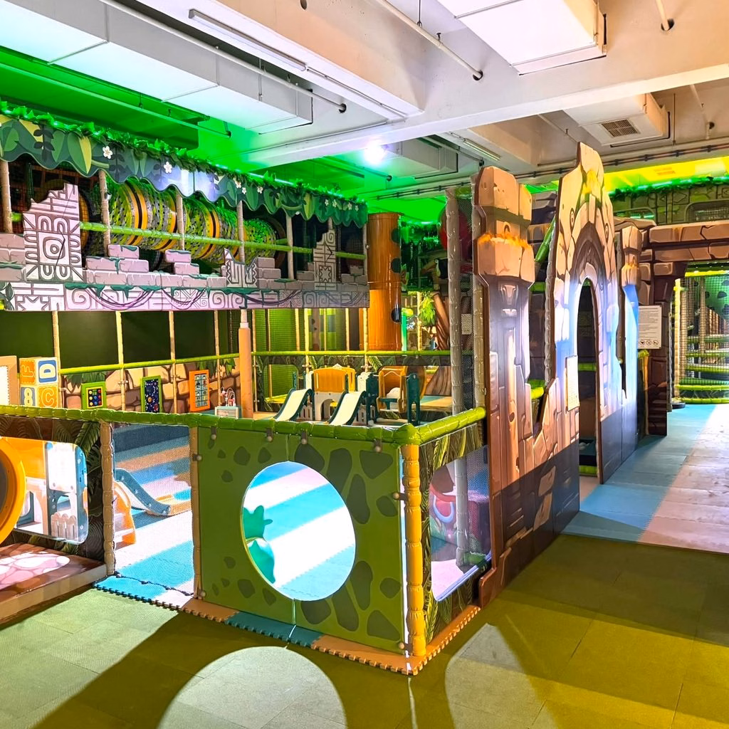 Einblick in das Jungle Adventures Funcenter Peine mit Blick in den Indoorspielplatz