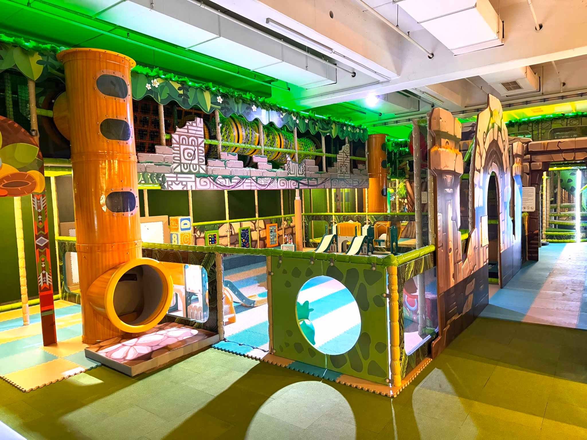 Einblick in den Indoor-Spielplatz des Jungle Adventures Funcenter Peine